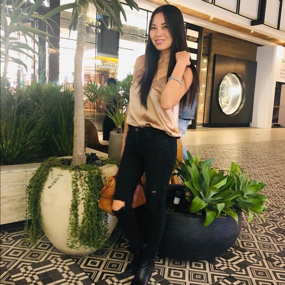 Welcome to my closet 😊 - Picture 5 of 8